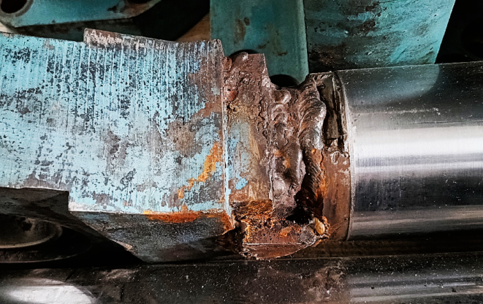 uszkodzony siłownik hydrauliczny