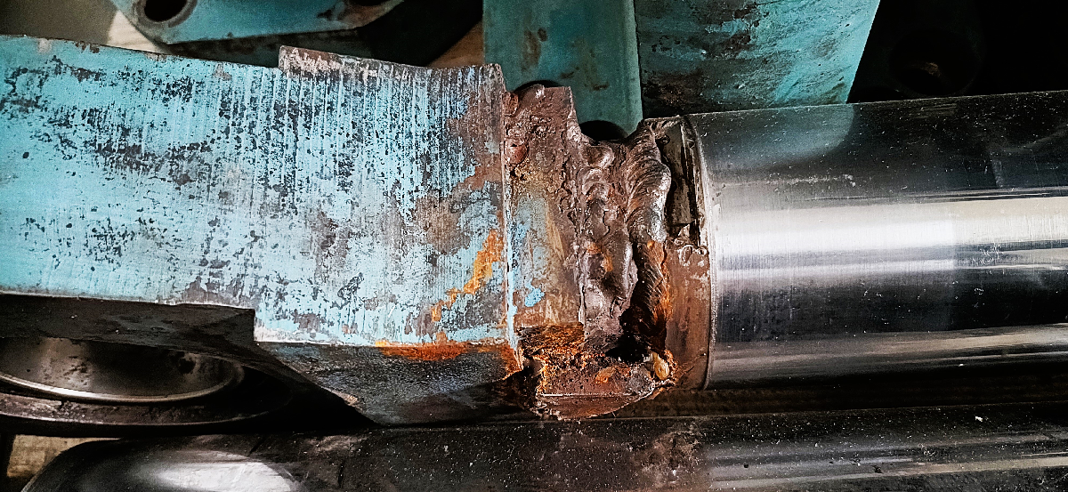 uszkodzony siłownik hydrauliczny