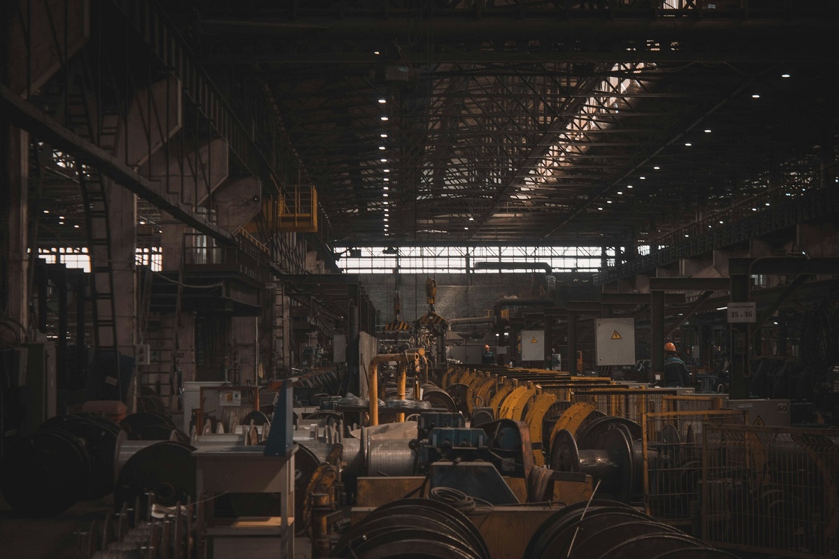 maszyny na linii produkcyjnej