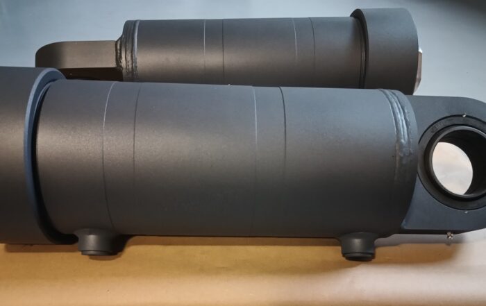 czarne siłowniki hydrauliczne