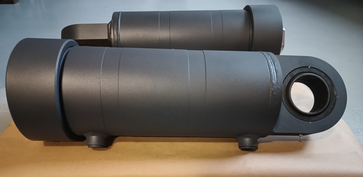 czarne siłowniki hydrauliczne